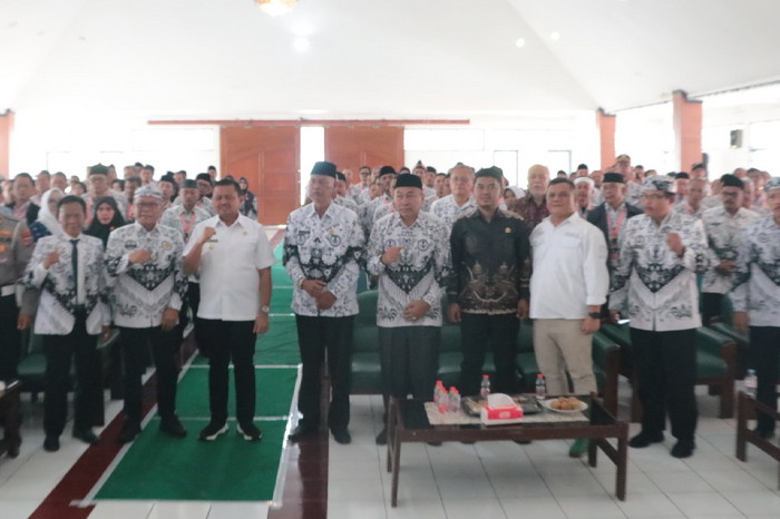 Hadir dalam acara tersebut Bupati Sumedang Dr. H. Dony Ahmad Munir, S.T., M.M., Kapolres Sumedang, Dandim 0610, Dewan Pendidikan Sumedang serta Anggota PGRI. ( Dok.Hariansumedang.com / Siti Kowati )