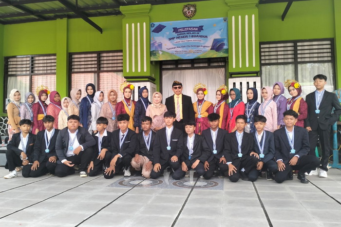 Sebanyak 171 siswa kelas IX resmi dilepas, mereka terdiri dari 87 siswa laki-laki dan 84 siswa perempuan.( Dok.Hariansumedang.com / Dody Nsh )