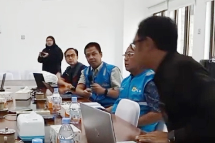 Manajemen PLN Indonesia Power sedang berdiskusi debgan beberapa awak media ( Dok.Hariansunedang.com / Dody/ Tang )