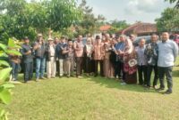 Hadir pada momen itu,  mantan Sekda Sumedang H. Ace Arifin dan mantan Ketua APDESI  yang saat ini duduk di DPRD Sumedang, Warson.( Dok.Hariansumedang.com / Supriadi)