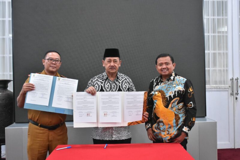 Bupati Dony Ahmad Munir, Sidik Japar dan Asep Tatang Turut hadir dalam acara tersebut ( Dok.Hariandumedang.com / Siti Kowati )