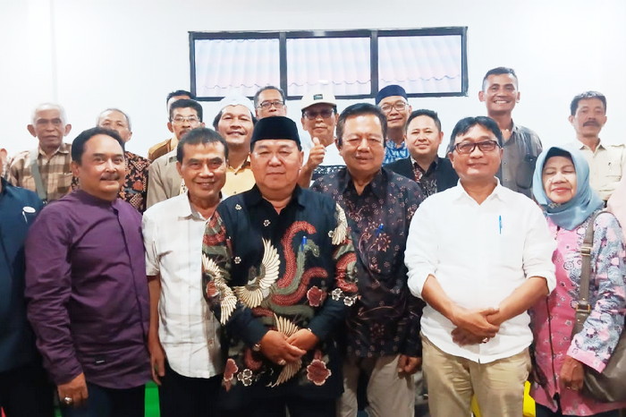 Anggota Komisi II DPRD bersama para pengurus koperasi yang ada di Sumedang ( Dok.Gariansumedang.com / Siti Kowati )