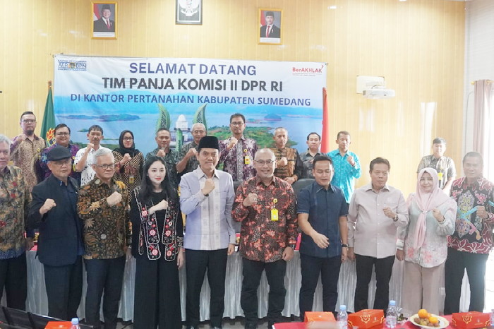 Pertemuan berlangsung di Kantor Badan Pertanahan Nasional (BPN) dalam rangka pengawasan terhadap Penerimaan Negara Bukan Pajak (PNBP) di sektor pertanahan.( Dok.Hariansumedang.com / Siti Kowati )