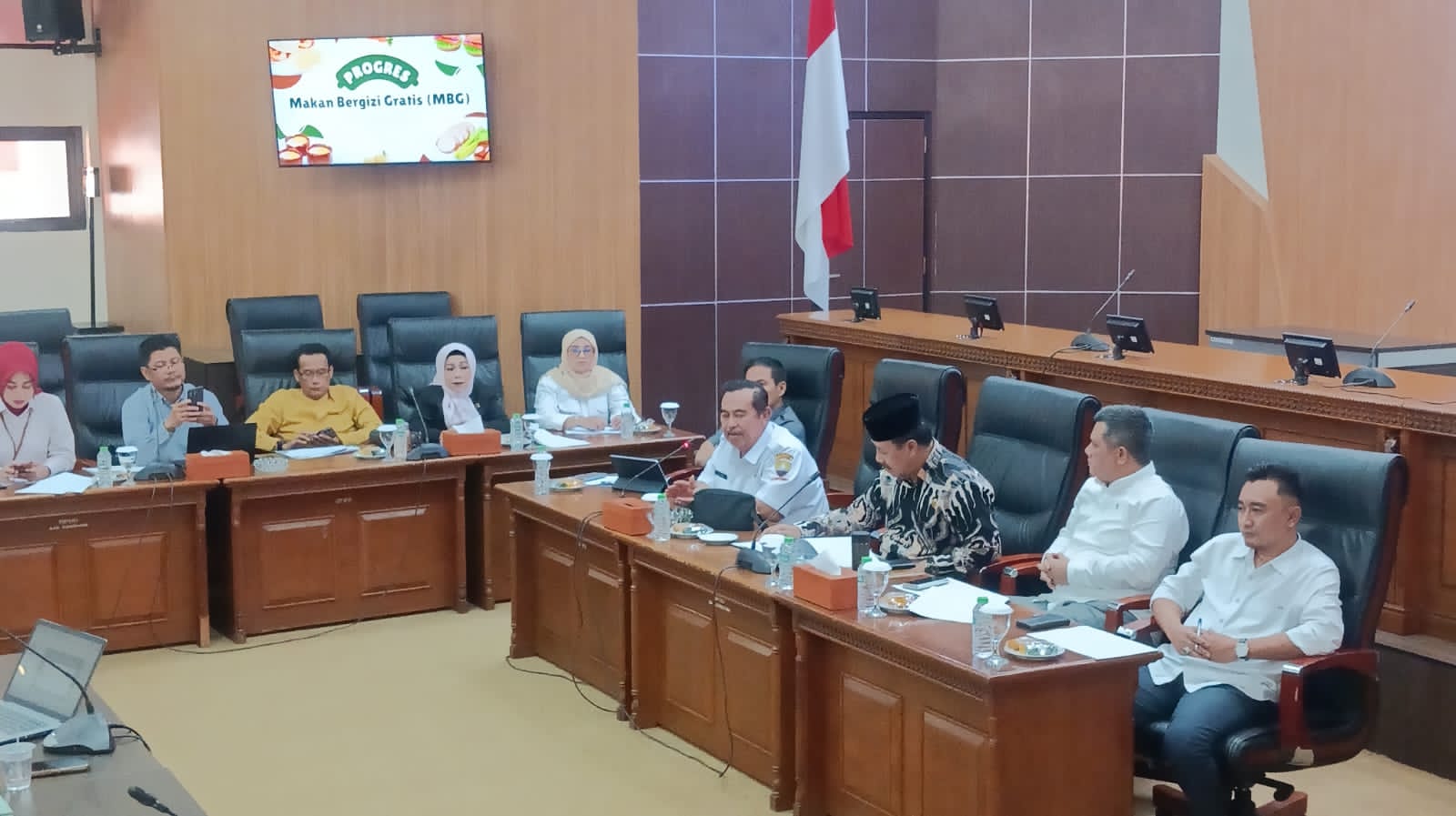 Rapat dihadiri dan dipimpin langsung Ketua DPRD Kabupaten Sumedang H. Sidik Jafar, beserta Komisi III, di Ruang Rapat Paripurna.