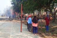 Warga Desa Palabuan gotong-royong membersihkan lapangan voli dalam rangka HUT RI ke-80 ( Abdul Haris )