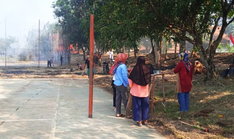 Warga Desa Palabuan gotong-royong membersihkan lapangan voli dalam rangka HUT RI ke-80 ( Abdul Haris )