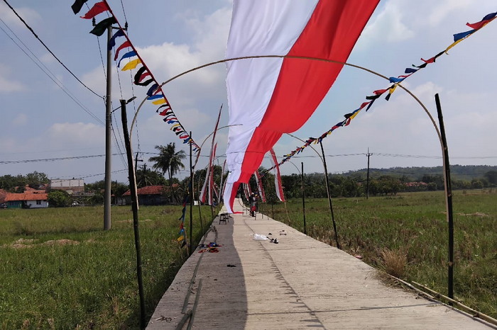 Bendera Merah Putih berukuran panjang 132 meter dan lebar 1,5 meter yang dibuat warga Dusun Nagrak Desa Marongge ( Dok.Hariansumedang.com / Abdul Haris ).