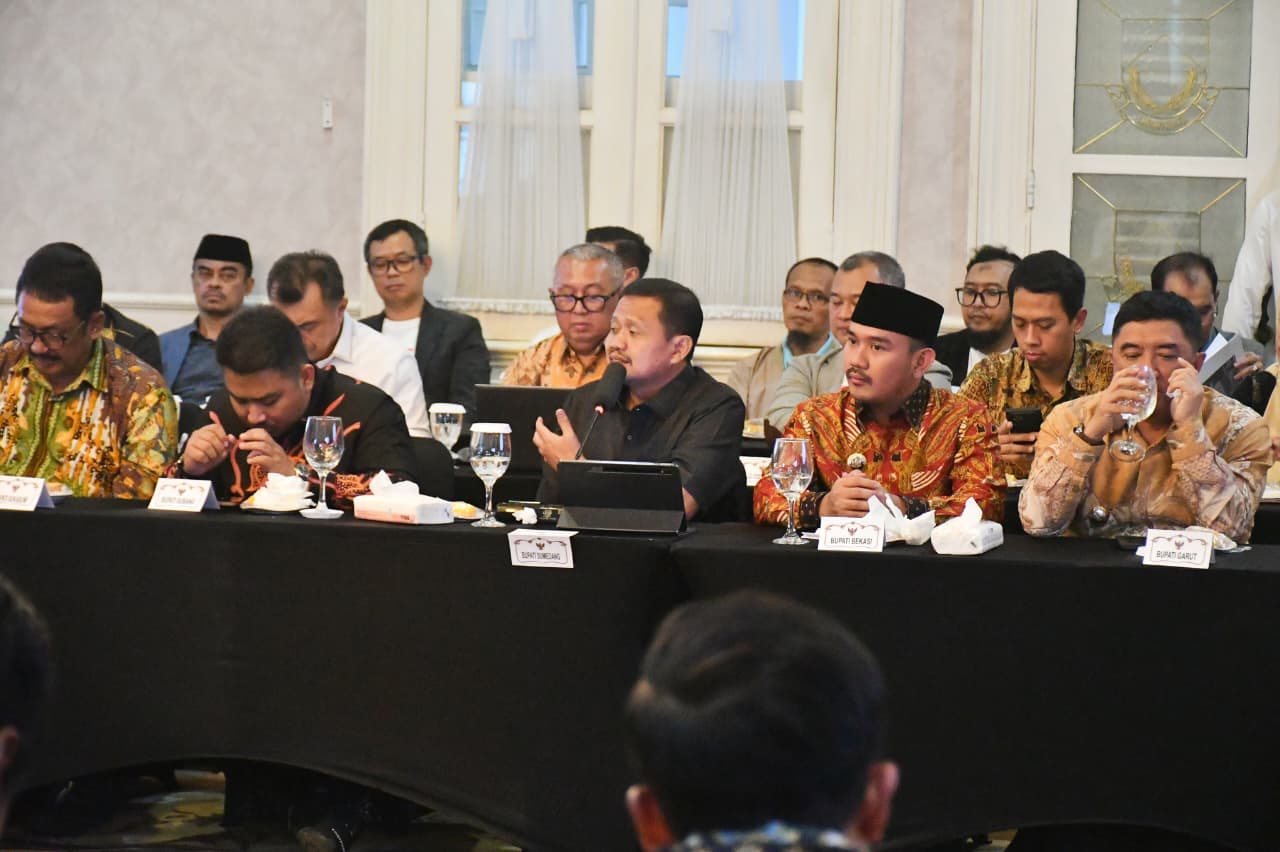 Rakor dipimpin Menteri Lingkungan Hidup dan Kehutanan (LHK) Hanif Faisol Nurofiq didampingi Gubernur Jawa Barat Dedi Mulyadi dan dihadiri para kepala daerah se-Karesidenan Priangan. ( Dok.hariansumedang.com / Siti Kowati )
