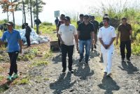 Selain memonitor kondisi jalan, Bupati juga meninjau perkembangan pengelolaan _land bank_ atau bank tanah yang kini mulai produktif. ( Dok.Hariansumedang.com / Siti Kowati )