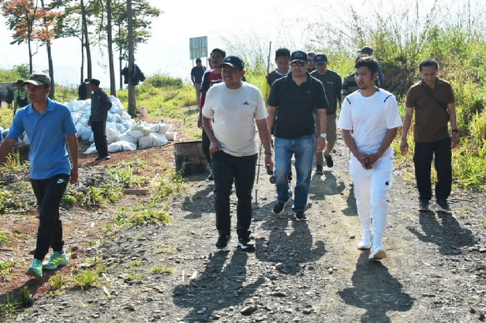 Selain memonitor kondisi jalan, Bupati juga meninjau perkembangan pengelolaan _land bank_ atau bank tanah yang kini mulai produktif. ( Dok.Hariansumedang.com / Siti Kowati )