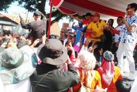 Camat serta panitia menyempatkan diri ikut berjoged pula sambil nyawer warga yang hadir. ( Dok.Hariansumedang.com / Supriadi ) 
