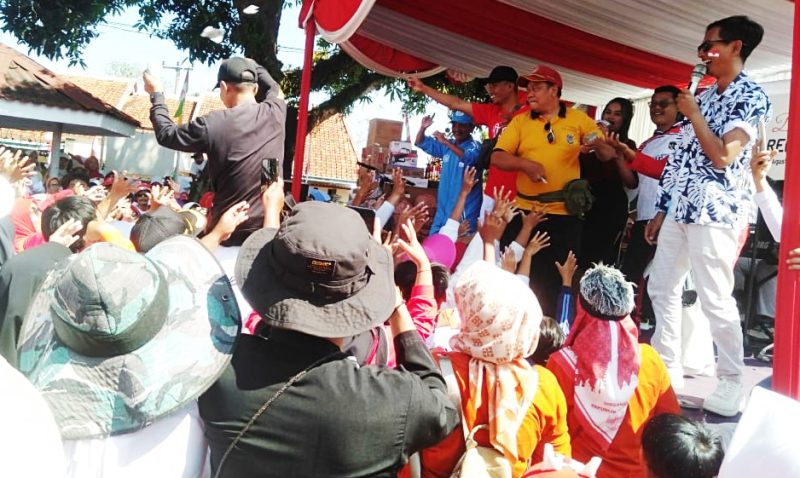 Camat serta panitia menyempatkan diri ikut berjoged pula sambil nyawer warga yang hadir. ( Dok.Hariansumedang.com / Supriadi ) 
