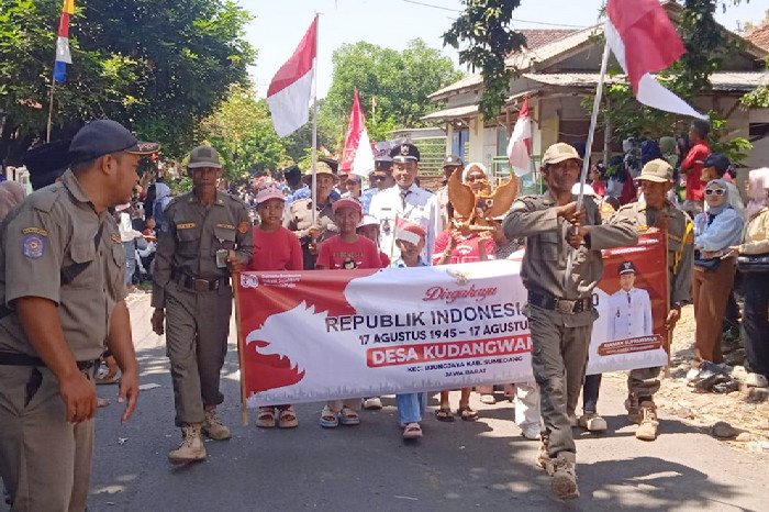 Masing masing desa menampilkan hasil pembangunan dengan mengarak replika capaian pembangunan di berbagai sektor. ( Dok.Hariansumedang.com / Haris )