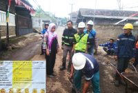 Anggota DPRD Kabupaten Sumedang,  Sonia Sugian, S.H., M.H., M.Tr.IP., melakukan kunjungan langsung ke lokasi proyek. ( Dok.Hariansumedang.com / Dody Nsh )