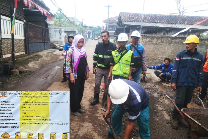 Anggota DPRD Kabupaten Sumedang,  Sonia Sugian, S.H., M.H., M.Tr.IP., melakukan kunjungan langsung ke lokasi proyek. ( Dok.Hariansumedang.com / Dody Nsh )