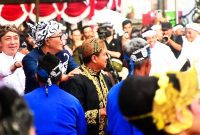 Masyarakat banyak yang mengabadikan momen ketika Kuda Renggong menari mengikuti irama musik tradisional dan saat Naga Paksi melenggak-lenggok di depan panggung utama. ( Dok.Hariansumedang.com / Siti Kowati )