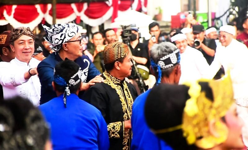 Masyarakat banyak yang mengabadikan momen ketika Kuda Renggong menari mengikuti irama musik tradisional dan saat Naga Paksi melenggak-lenggok di depan panggung utama. ( Dok.Hariansumedang.com / Siti Kowati )