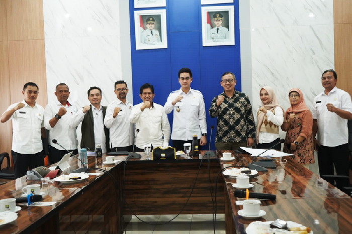 Pertemuan tersebut dalam upaya memperkuat penanganan stunting dan percepatan pengentasan kemiskinan ekstrem di Kabupaten Sumedang. ( Dok.Hariansumedang.com / Siti Kowati )