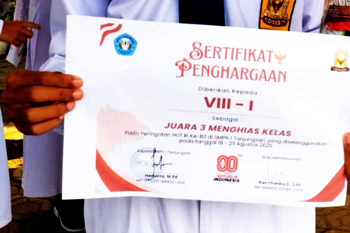 Piagam Penghargaan juara III Lomba Menghias Kelas dalam rangka memeriahkan HUT RI ke-80 di SMP Negeri I Tanjungsari ( Dok.Hariansumedang.com / Visi Suciati