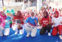 Masyarakat antri depan meja panitia bazar dengan sabar menunggu giliran, panitia pun terlihat tenang bisa menggelar kegiatan dengan tertib tanpa ekses. ( Dok.Hariansumedang.com / Abdul Haris )