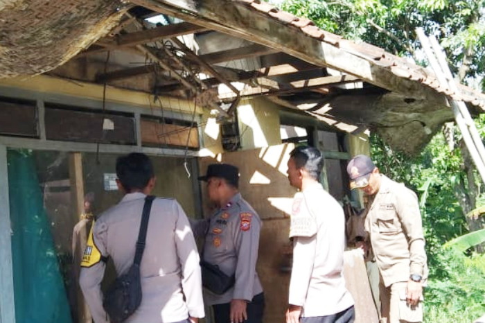 Bagian atap, dua kamar tidur dan sejumlah peralatan elektronik gosong seketika ( Dok.Hariansumedang.com / Supriadi )