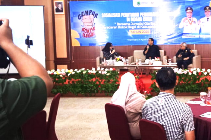 Kegiatan berlangsung di Hotel Garden Majalengka selama satu hari dikemas
secara talk show live melalui kanal YouTube selama 2 jam ( Diskominfo Majalengka )