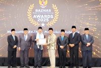 Penghargaan diserahkan Ketua BAZNas RI Noor Achmad kepada Bupati Sumedang Dony Ahmad Munir, pada BAZNas Award di Jakarta, ( Dok.Hariansumedang.com / Siti Kowati )