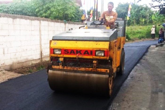 Belum lama ini dilakukan perbaikan Jalan Bojong RT 08 RW 09 Dusun Pangkalan. Penghotmikan jalan tadi dianggarkan dari Dana Desa Tahap II Tahun 2025. ( Dok.Hariansumedang.com / Tatang Tarmedi )