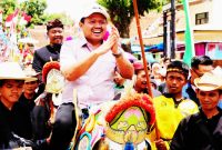 Pada kesempatan itu, Bupati Dony menebar bibit ikan mas, mujair, nila, dan tawes di Sungai Cihonje serta penanaman pohon jeruk ( Dok.Hariansumedang.com / Siti Kowati )