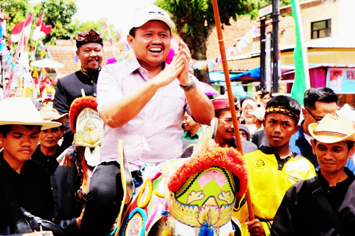Pada kesempatan itu, Bupati Dony menebar bibit ikan mas, mujair, nila, dan tawes di Sungai Cihonje serta penanaman pohon jeruk ( Dok.Hariansumedang.com / Siti Kowati )
