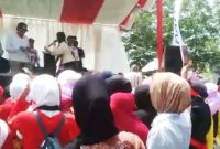 Warga dihibur dengan berbagai kegiatan diantaranya, lomba tari umbul yang pesertanya warga dari setiap RT, warung sawios, hiburan organ tunggal dan doorprize. ( Dok.Hariansumedang.com / Supriadi )