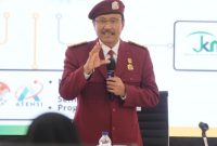 Gus Ipul mengenakan langsung contoh almamater Sekolah Rakyat,bersama Wamensos RI Agus Jabo dan jajaran pejabat Kemensos. ( Sumber : Kemensos )
