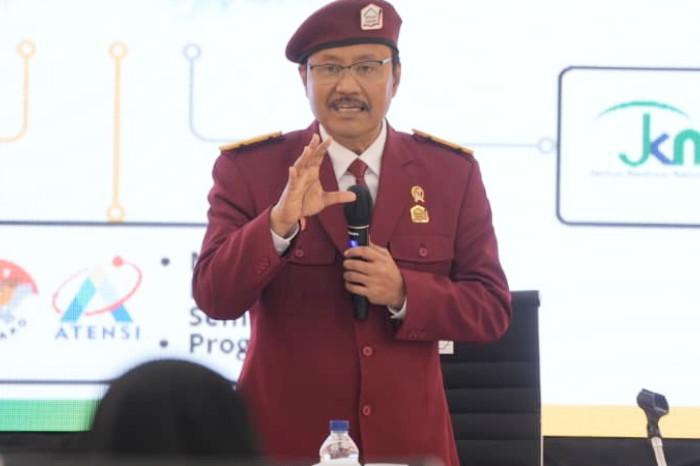 Gus Ipul mengenakan langsung contoh almamater Sekolah Rakyat,bersama Wamensos RI Agus Jabo dan jajaran pejabat Kemensos. ( Sumber : Kemensos )