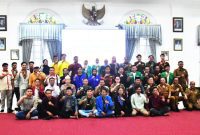 Silaturahmi bertema ‘Menampung Aspirasi, Wujudkan Demokrasi’ ini
menghadirkan 36 elemen BEM dan organisasi kepemudaan ( Dok.Hariansumedang.com / Siti Kowati )