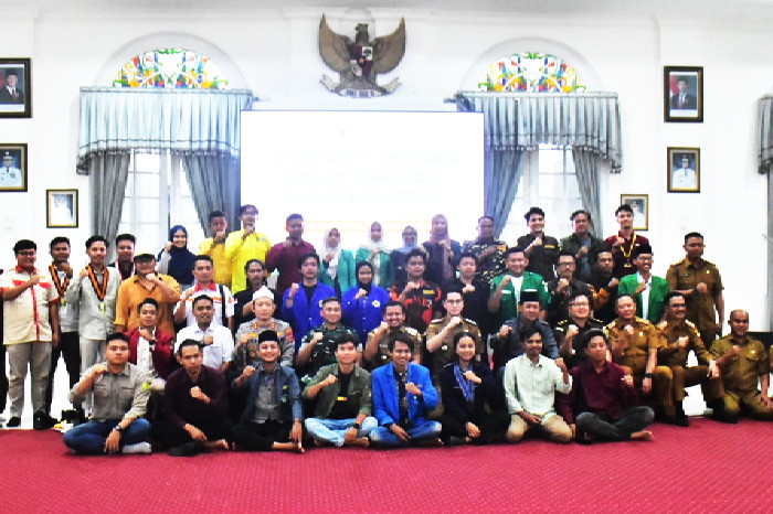 Silaturahmi bertema ‘Menampung Aspirasi, Wujudkan Demokrasi’ ini
menghadirkan 36 elemen BEM dan organisasi kepemudaan ( Dok.Hariansumedang.com / Siti Kowati )