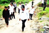Menurut Bupati Dony  relokasi jalan merupakan solusi terbaik agar masyarakat Surian memiliki akses transportasi yang aman dan nyaman. ( Dok.Hariansunedang.com / Siti )