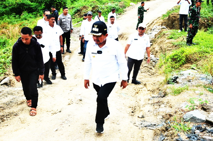 Menurut Bupati Dony  relokasi jalan merupakan solusi terbaik agar masyarakat Surian memiliki akses transportasi yang aman dan nyaman. ( Dok.Hariansunedang.com / Siti )