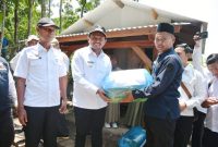 Bantuan diserahkan Bupati H.Dony Ahmad Munir Rabu (10/9/2025).
berupa benih, pupuk, hand sprayer, traktor, serta berbagai peralatan pertanian lainnya. ( Dok.Hariansumedang.com / Siti )