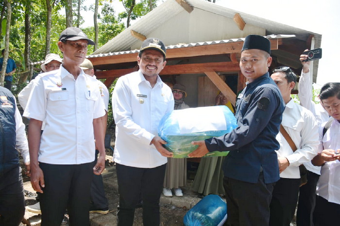 Bantuan diserahkan Bupati H.Dony Ahmad Munir Rabu (10/9/2025).
berupa benih, pupuk, hand sprayer, traktor, serta berbagai peralatan pertanian lainnya. ( Dok.Hariansumedang.com / Siti )
