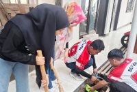 Karyawan DPRD Sumedang menggelar opsih tiap hari Jumat, kali ini untuk membersihkan sarang nyamuk penimbul DBD ( Dok.Hariansumedang.com / Siti )
