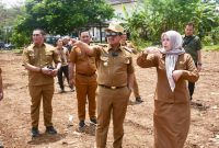 Bupati Dony memastikan area landing benar-benar aman dan nyaman bagi peserta. ( Dok.Hariansumedang.com / Siti )