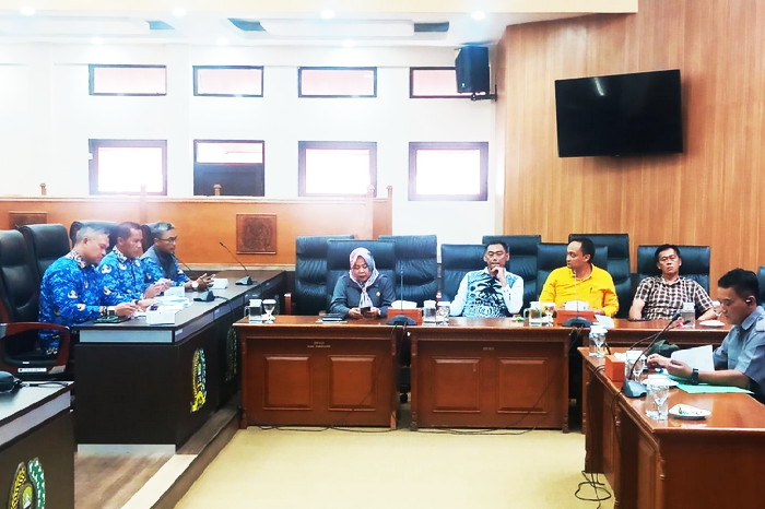 Komisi IV DPRD Kabupaten Sumedang menerima Audensi dari Kantor Hukum Ujang Suhana. SH  ( Dok.Hariansumedang.com / Siti )