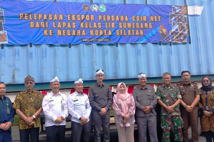 Kegiatan ini merupakan hal yang positif dan perlu didorong oleh DPRD dan pemerintah Daerah agar bisa berkembang lebih baik setra kerajinan yang berdaya saing. ( Dok.Hariansumedang.com / Siti )