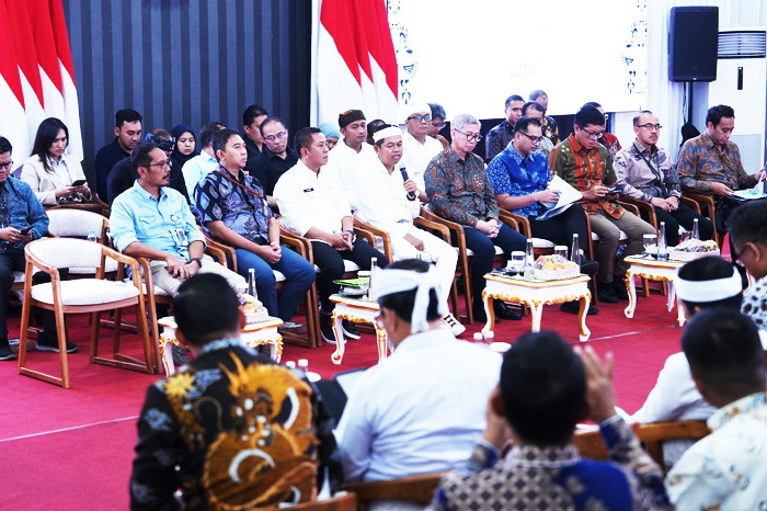 Rakor dipimpin langsung Gubernur Jawa Barat Dedi Mulyadi (KDM) bersama jajaran Kementerian Pekerjaan Umum, PLN, Telkom, PT KAI, dan sejumlah stakeholder terkait. ( Dok.Hariansumedang.com / Siti )