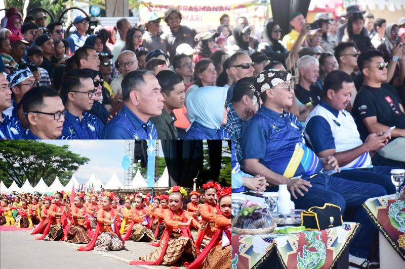 Suasana pembukaan West Java Paragliding Championship 2025 di halaman Pusat Pemerintahan Sumedang, ( Siti ) 