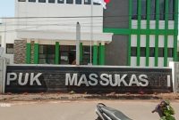 Tulisan “PUSKESMAS” berubah menjadi “PUK MASSUKAS I” Kondisi ini diperkirakan telah berlangsung lama. ( Dok.Hariansumedang.com / Dody )