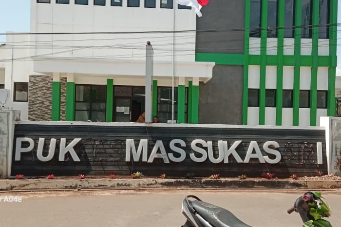 Tulisan “PUSKESMAS” berubah menjadi “PUK MASSUKAS I” Kondisi ini diperkirakan telah berlangsung lama. ( Dok.Hariansumedang.com / Dody )