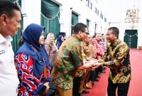 Penghargaan diserahkan Wakil Gubernur Jawa Barat, H. Erwan Setiawan, S.E., kepada perwakilan Sekretariat DPRD Kabupaten Sumedang ( Dok.Hariansumedang.com / Siti )