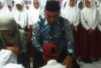 Kepsek SD Negeri Nanggerang, Rizal Firmansyah, pada acara pelepasan kelas VI di akhir jenjang pendidikan. ( Dok.Hariansumedang.com / Tatang Tarmedi )