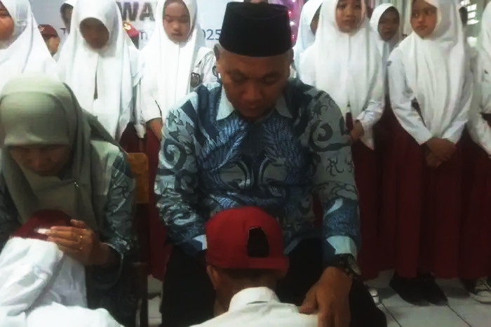 Kepsek SD Negeri Nanggerang, Rizal Firmansyah, pada acara pelepasan kelas VI di akhir jenjang pendidikan. ( Dok.Hariansumedang.com / Tatang Tarmedi )